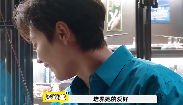 孟鹤堂晒北京大平层，客厅全是收藏品，首度公开妻子已经怀孕了