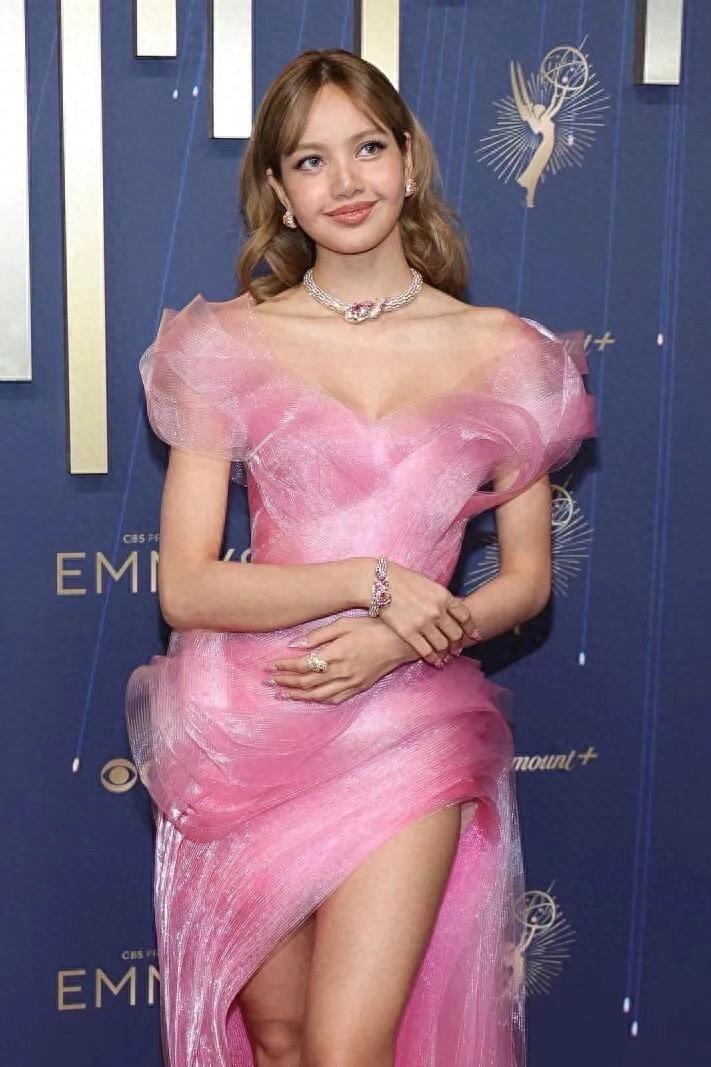 Lisa穿粉色纱裙走艾美奖红毯，全场宠她，气质没有给她提裙的人好