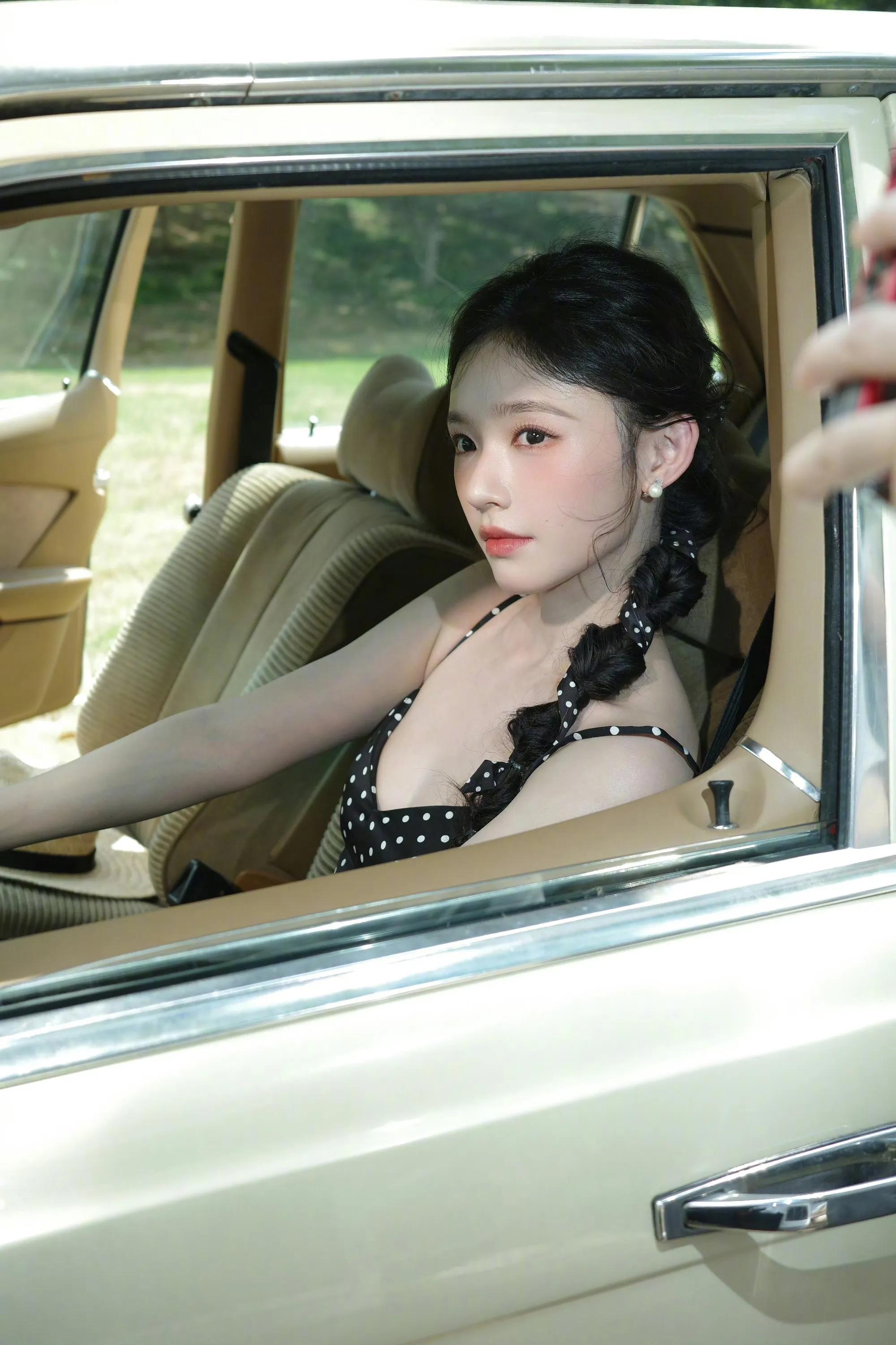 林允性感吊带裙