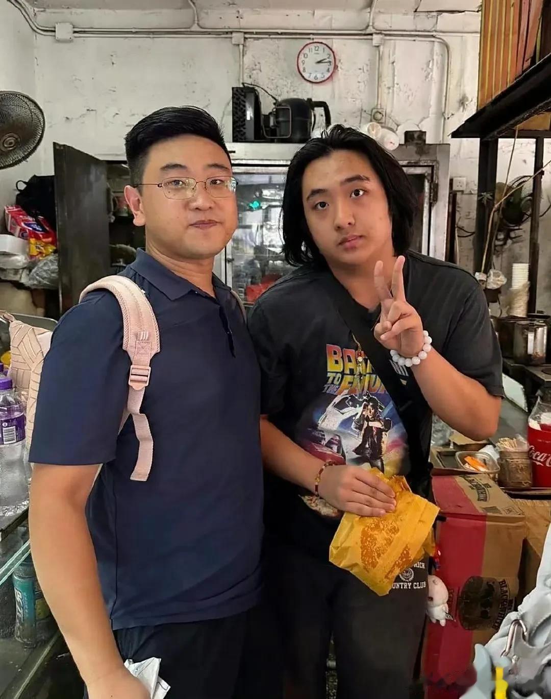 吴镇宇17岁儿子费曼在香港被偶遇，他打扮普通，头发乱糟糟的 不帅