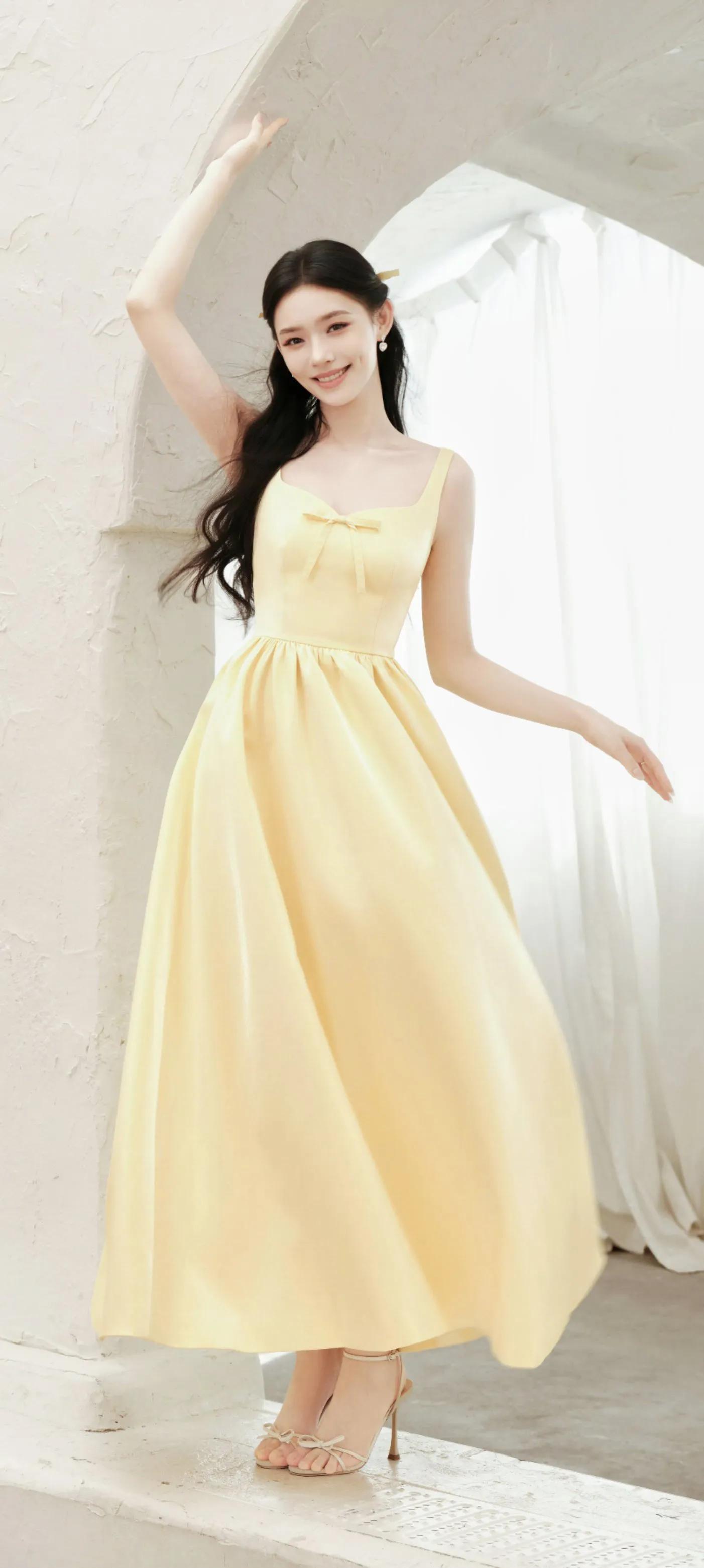简约清新自然美，林允最新黄裙蝴蝶结高跟鞋造型壁纸，很美