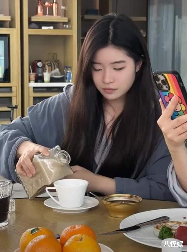 张棪琰离婚17年，与儿女住北京大别墅，空调房里穿着睡袍超享受