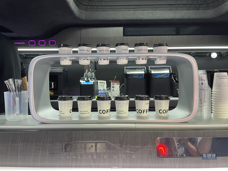 长安凯程V919走红成都车展，引来观众和网红争相打卡