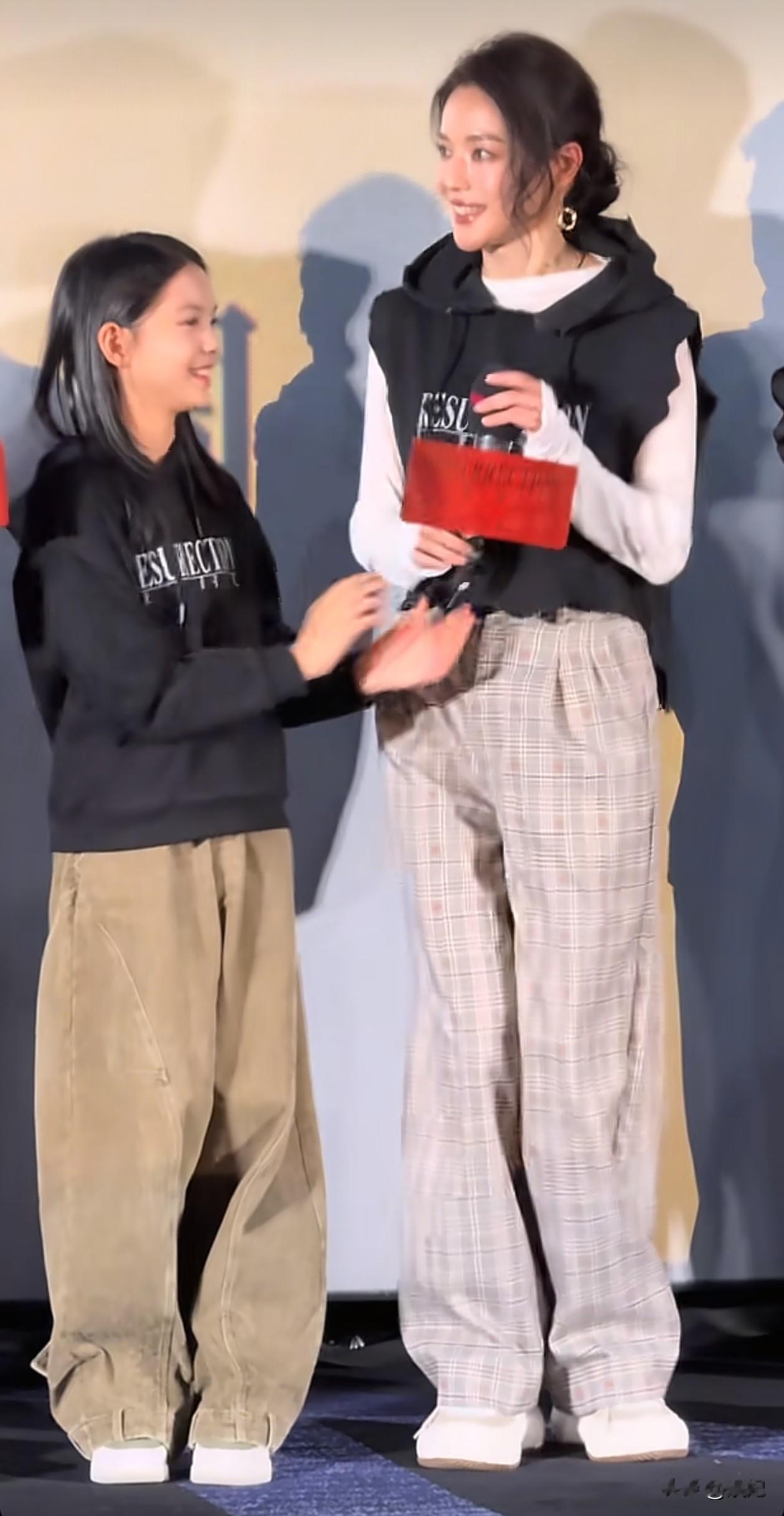 49岁舒淇活动穿搭：白色打底衫+黑色无袖上衣+格子裤，嫩得像29岁