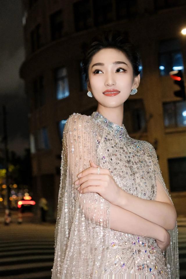 主持人蓝羽亮色宝石礼服显得身材高挑，太迷人了