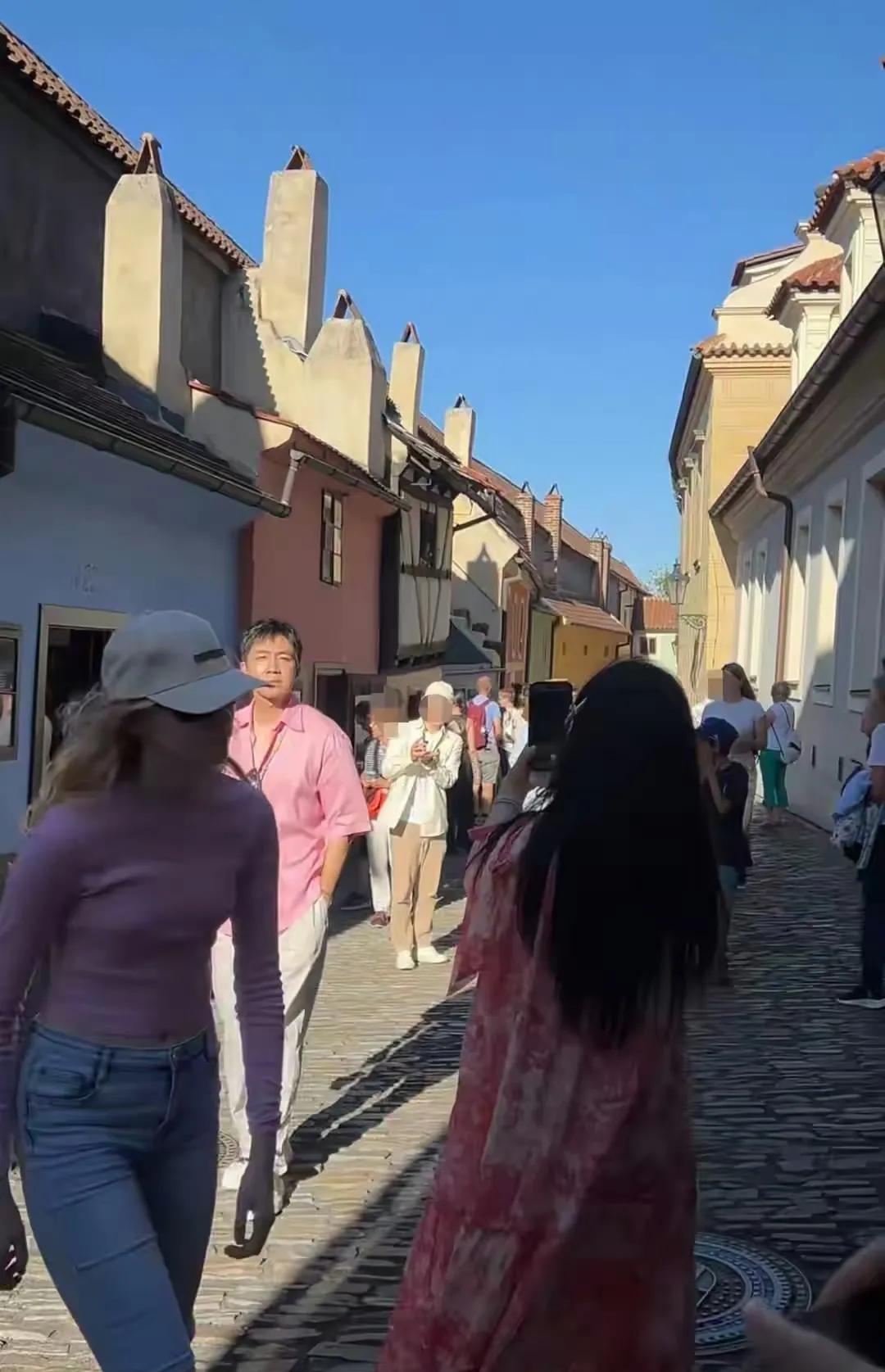 俞灏明王晓晨捷克游被偶遇,穿情侣装,王晓晨为俞灏明拍照好甜蜜