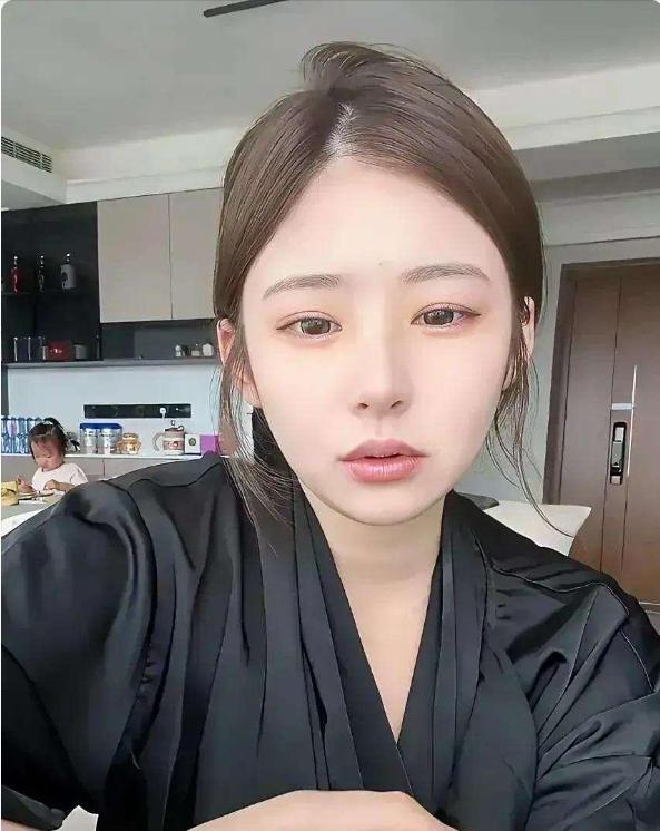 黄一鸣被曝怀孕,新交男朋友让她底气足!火车站接女儿画面温馨