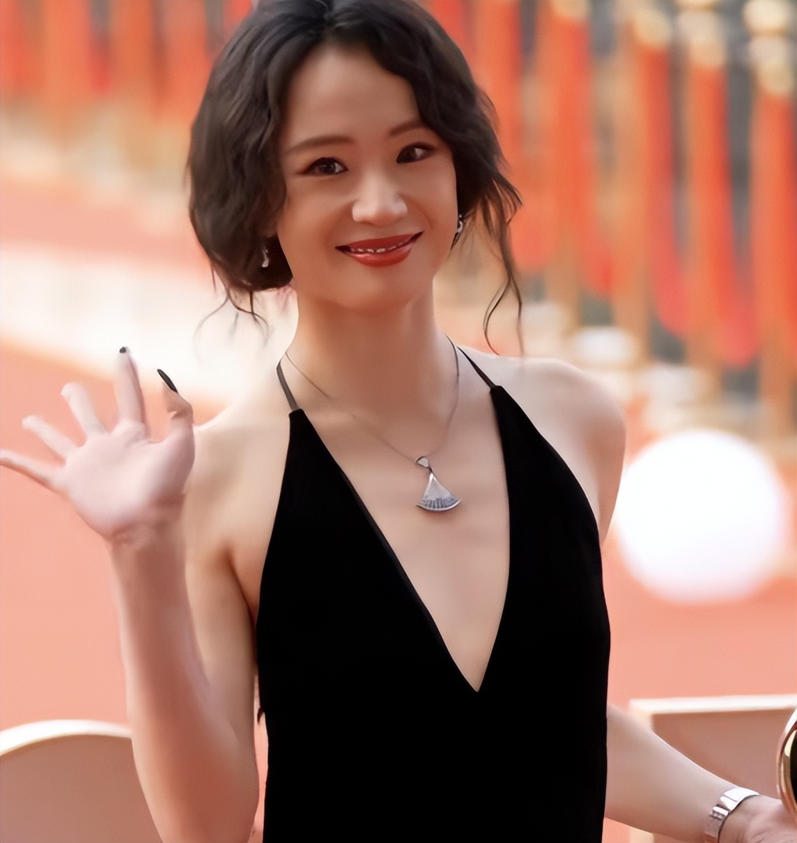 这一天，短剧女神秒内娱女明星，我终于明白，什么叫“性感尤物”