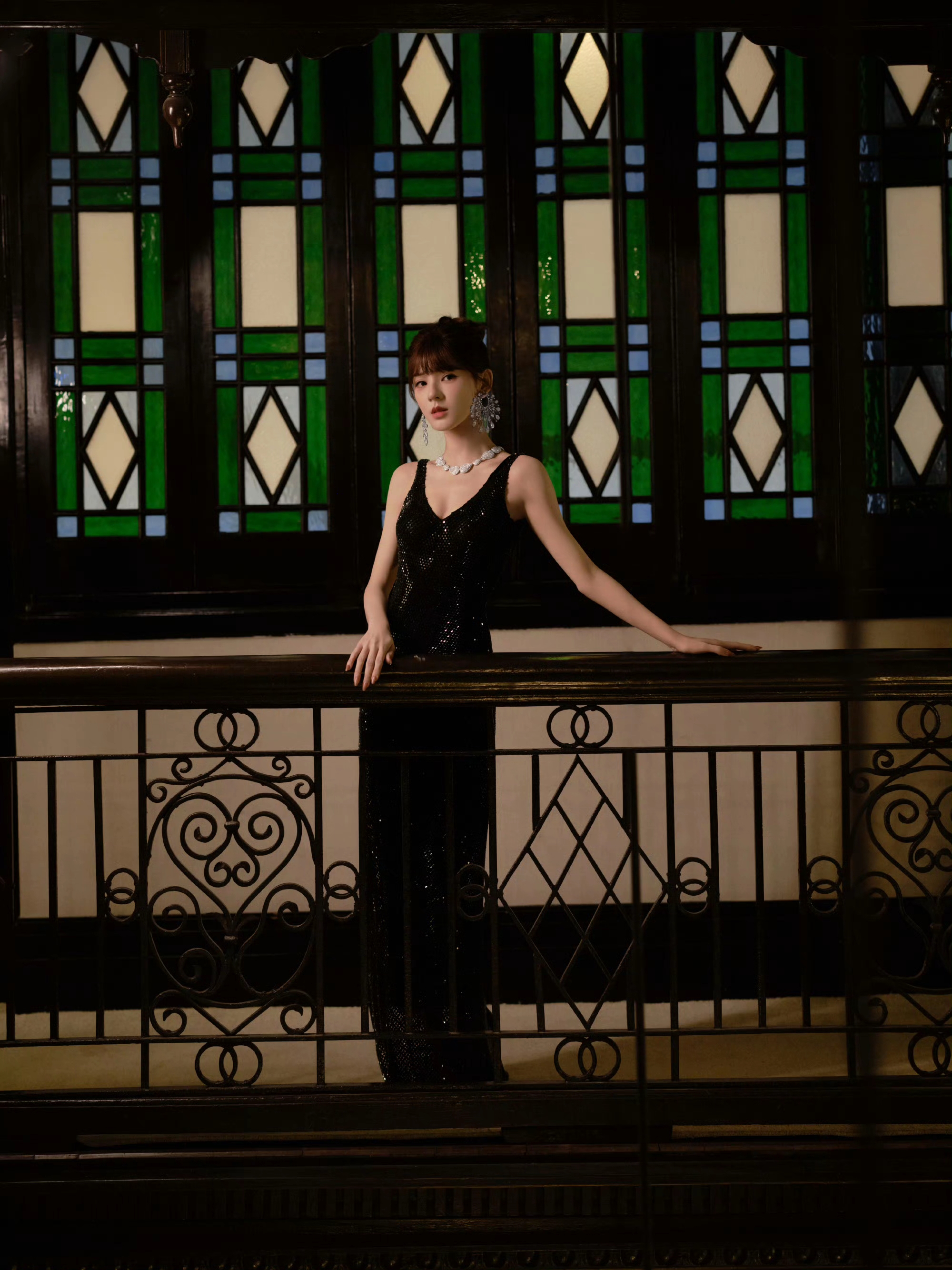 张予曦抹胸闪亮礼裙，身材真好