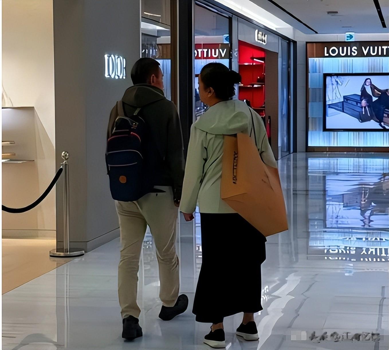 57岁江珊现状让人心酸，脸垮嘴斜，满头白发，一代女神像老太太