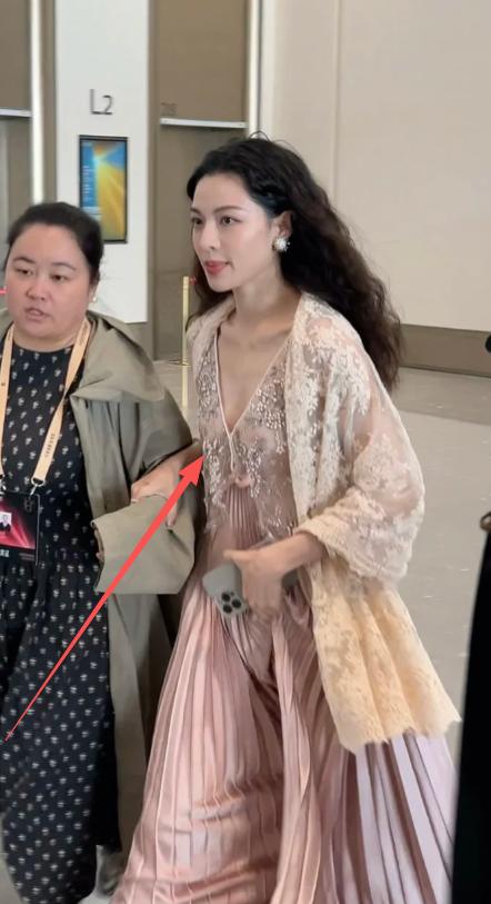 金鸡奖生图“翻车”，钟楚曦好敢穿，蒋勤勤皮包骨，惠英红嘴歪了