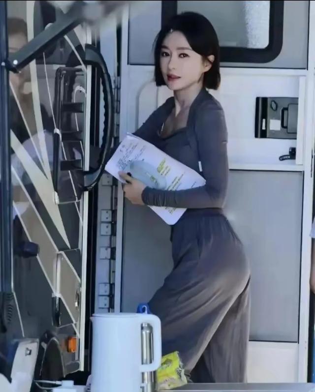 秦岚这一身紧身服谁懂啊!含金量裹满满!网友:人人想成为魏大勋