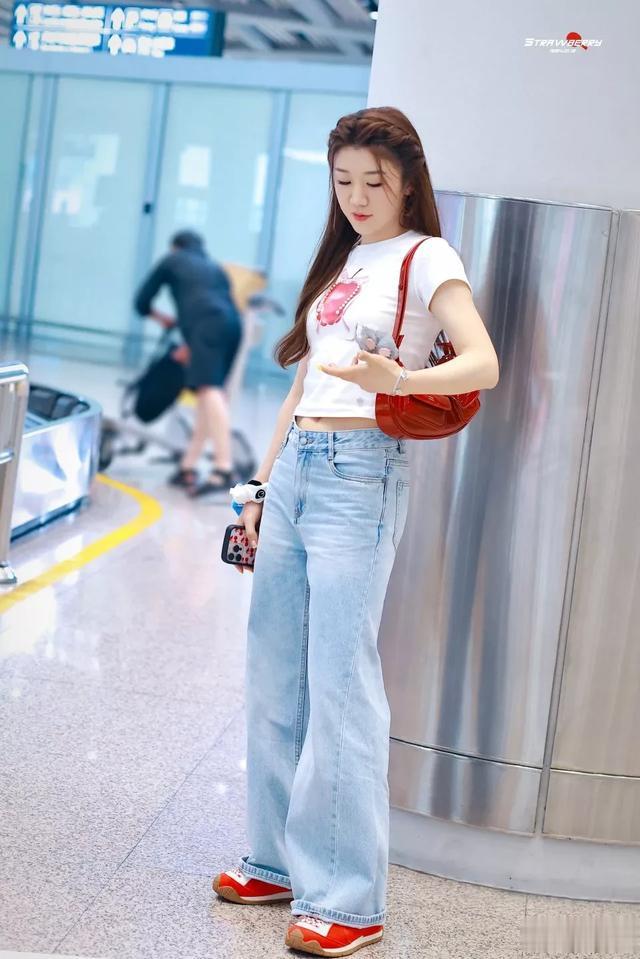 陈梦是越来越美！现身机场公主头又乖又甜，笑容好明媚