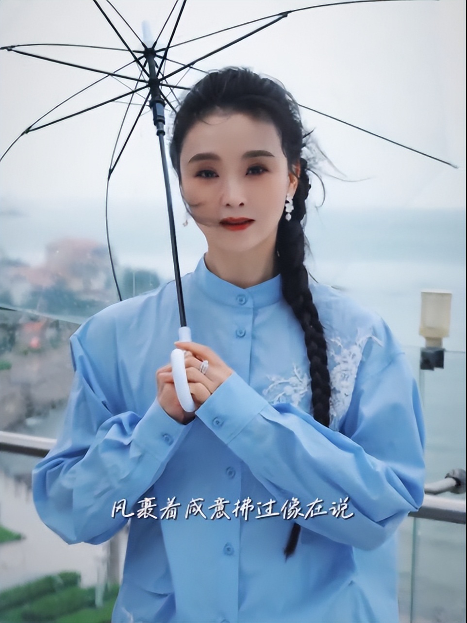 王艳晒19岁儿子近照!球球身高180CM有8块腹肌,长得像妈颜值逆袭