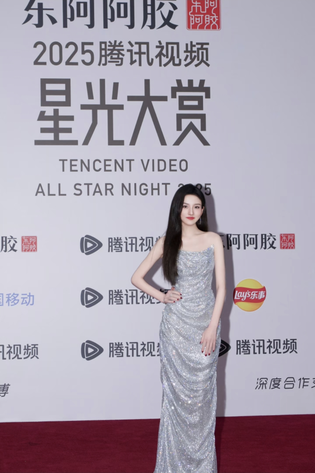 宋祖儿顶级骨相!出席红毯活动,黑长直银色礼服,好美好漂亮呀