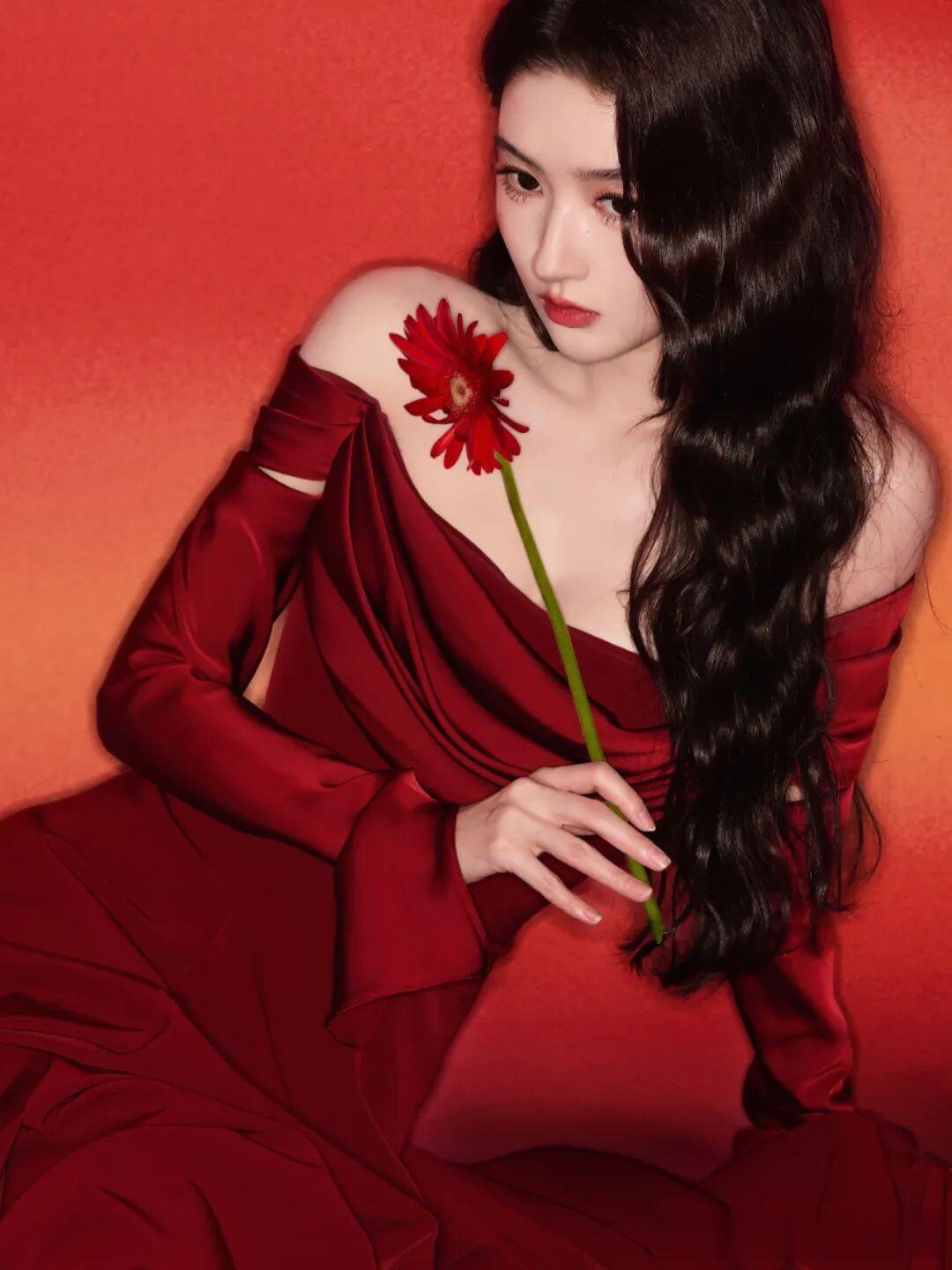 王玉雯红裙写真，美得浓烈又高级