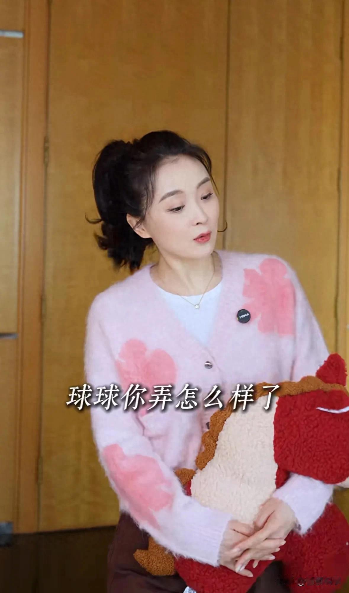 王艳带儿子装扮豪宅迎新年,19岁球球颜值逆袭,福气耳太抢镜