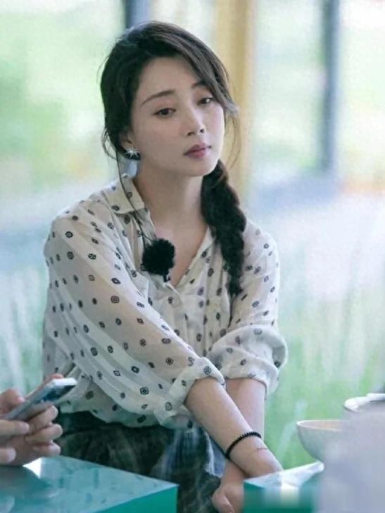 45岁殷桃扎起麻花辫年轻20岁！穿波点衬衫+格子裙，减龄又时髦！