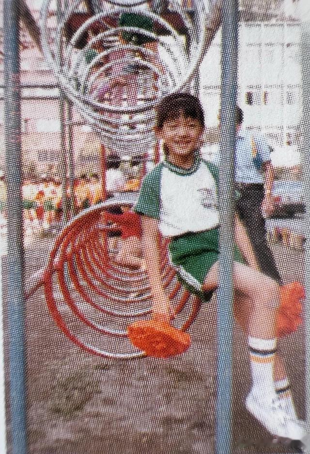 大S小时候的照片,和现在的小玥儿简直一模一样