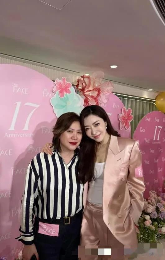 超模气场！熊黛林粉色西装亮相 Perface 周年庆，优雅韵味十足