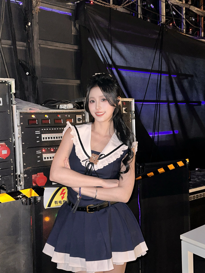 主持人娅鸽今日份上班美拍,短裙穿搭活力满满