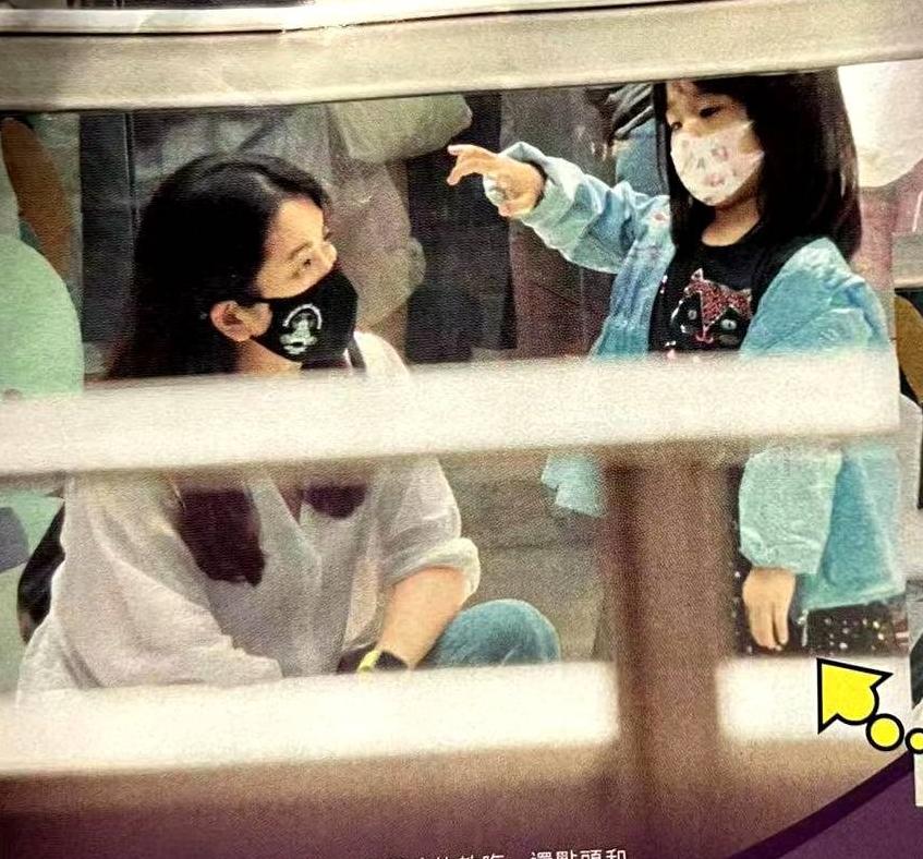 58岁黎明和小19岁妻子携手出席，女儿颜值惊人