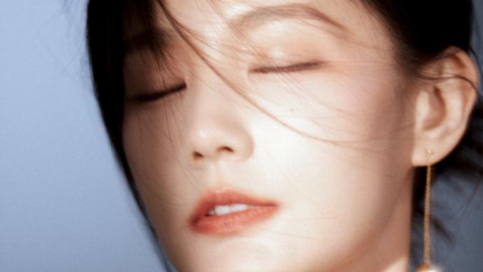 李一桐白裙大片：清冷柔美的松弛氛围感