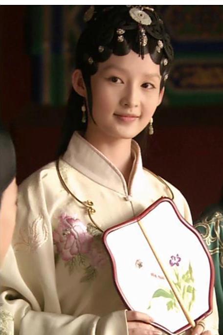 李沁18岁旧照流出，胶原蛋白与腿上淤青引关注