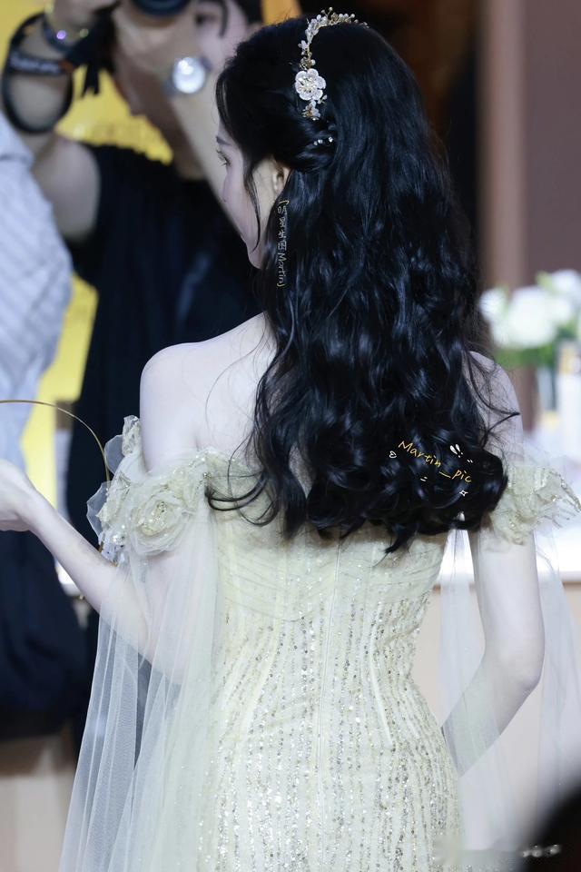 陈都灵活动造型,兼具清新感与优雅气场的独特魅力!