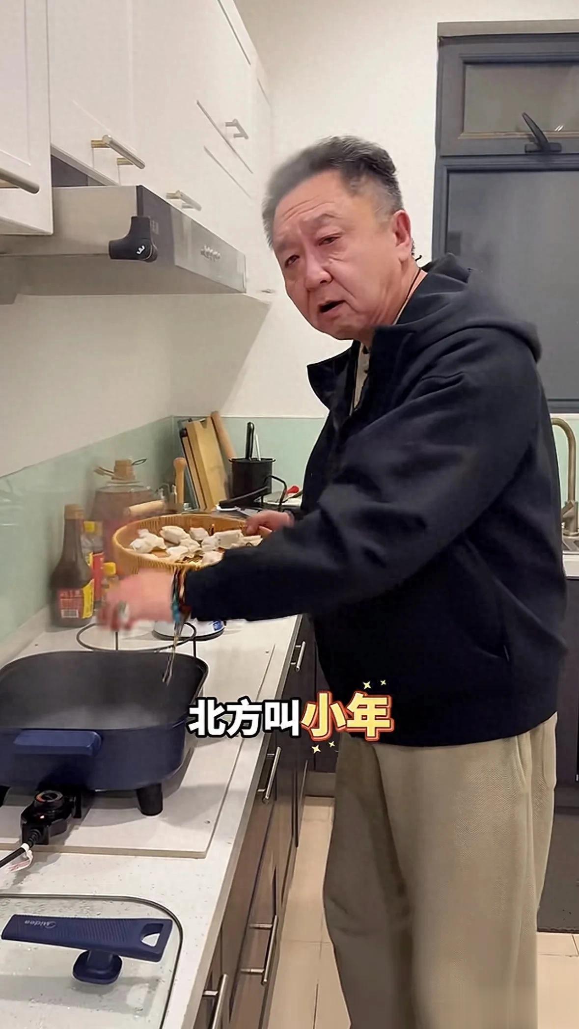 57岁于谦小年独自吃速冻饺子，就仨凉菜，看着真有点心酸