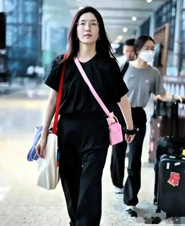 江疏影素颜出现在机场里,没化妆和路人差不多,不过是真的瘦。