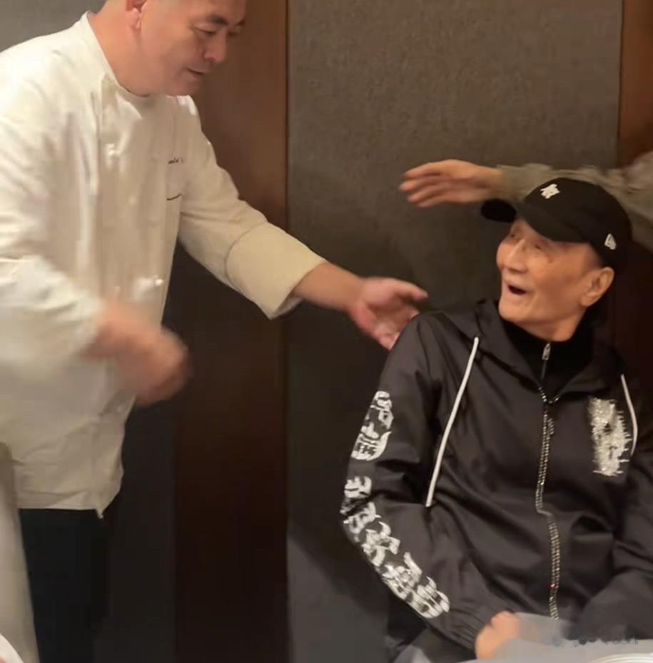 谢霆锋带父母探店，谢贤狄波拉罕见同框，年龄越大反而越重视亲情