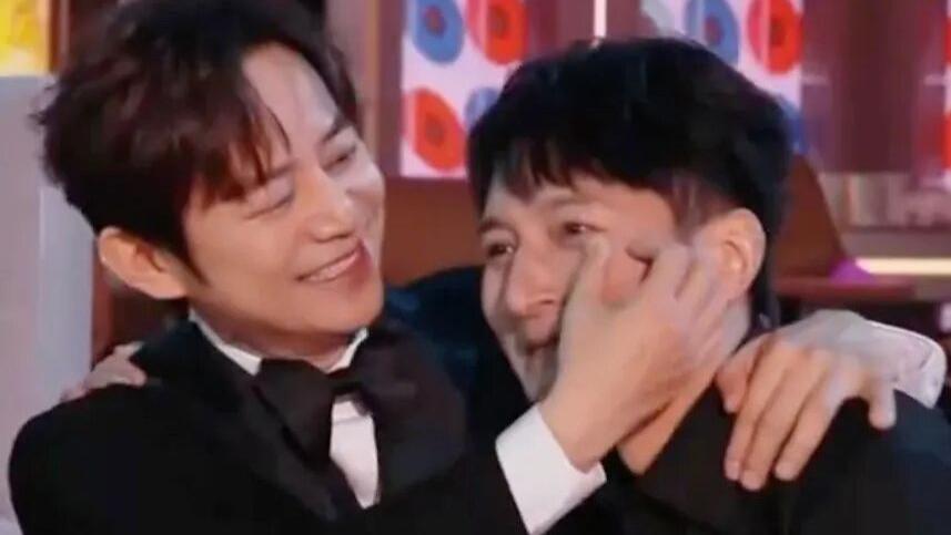 跨年晚会状况多：歌手跑调，演员假唱，主持人台下痛哭