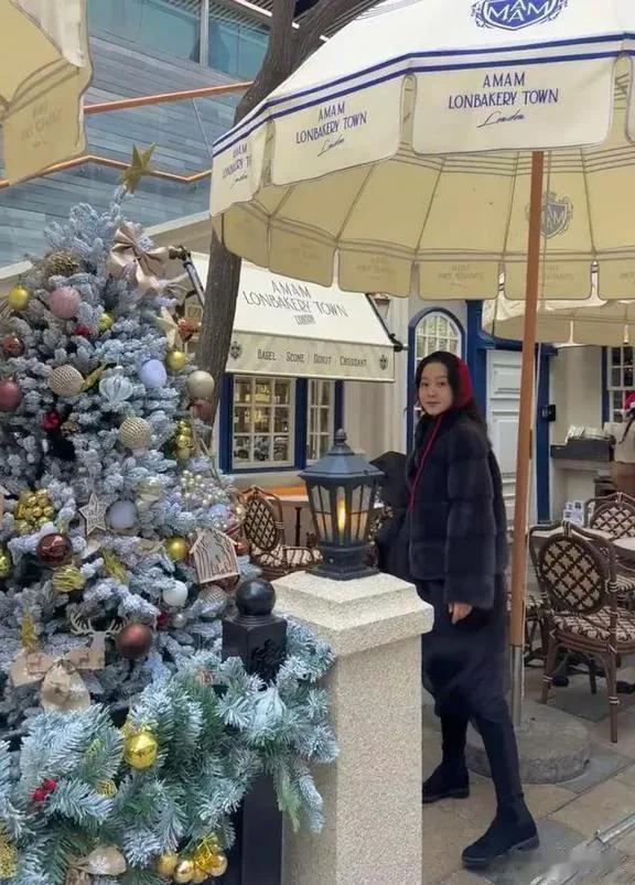 马龙一家现身北京三里屯，龙嫂身着皮草头戴小红帽，漫步街拍留影