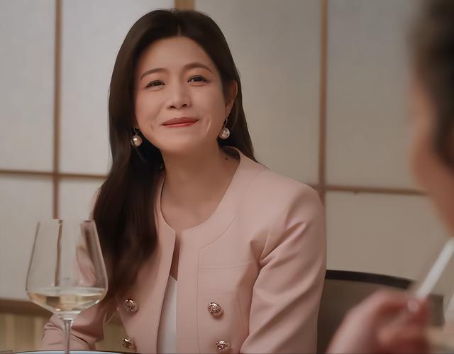 面相全变了!看看41岁陈妍希和37岁高叶,就知道差异在哪儿了!