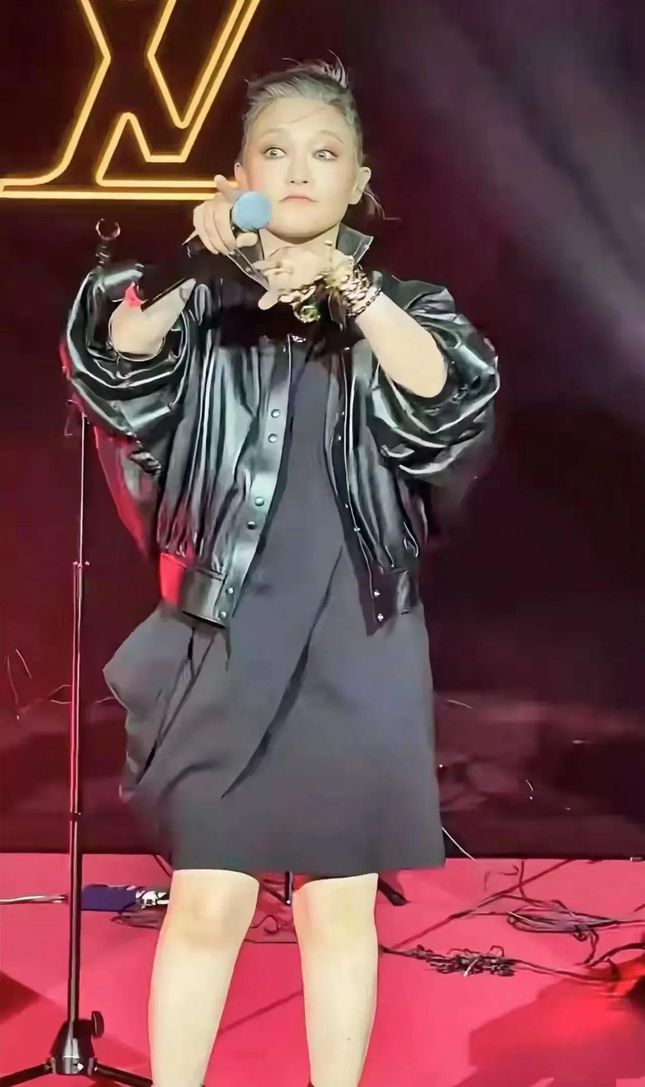 范晓萱近照引热议：白发造型亮相，身材变化大