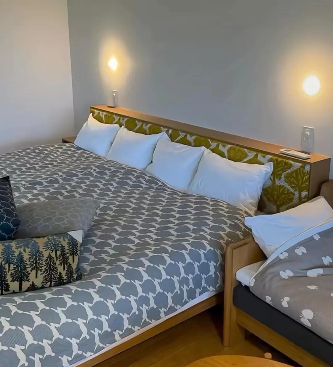 佐佐木希更新近况,她住小屋摘蔬菜享受田园生活,37岁了还是童颜