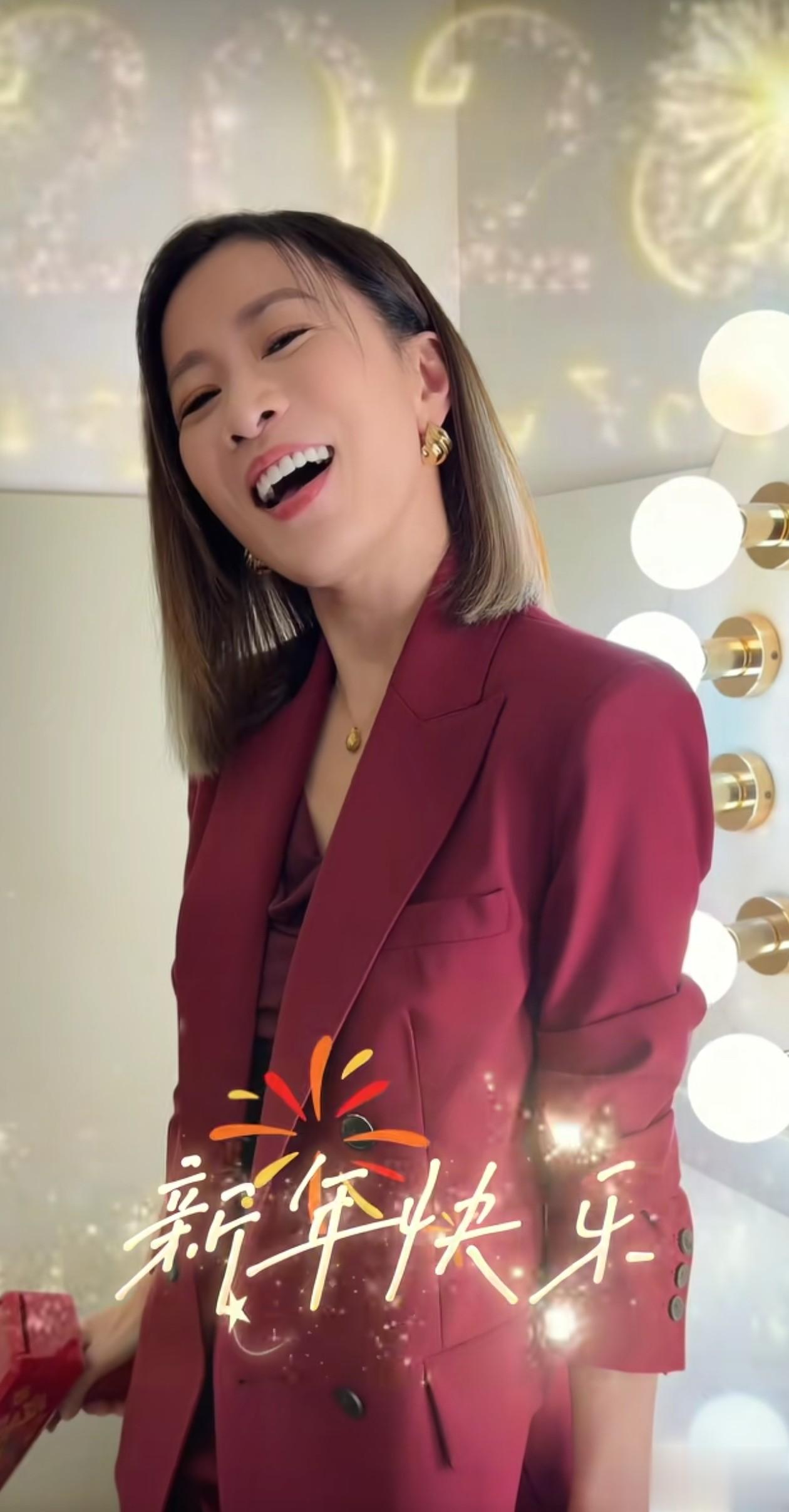 50岁佘诗曼庆新春穿搭:齐肩发+红西装外套,喜庆又干练,像30岁