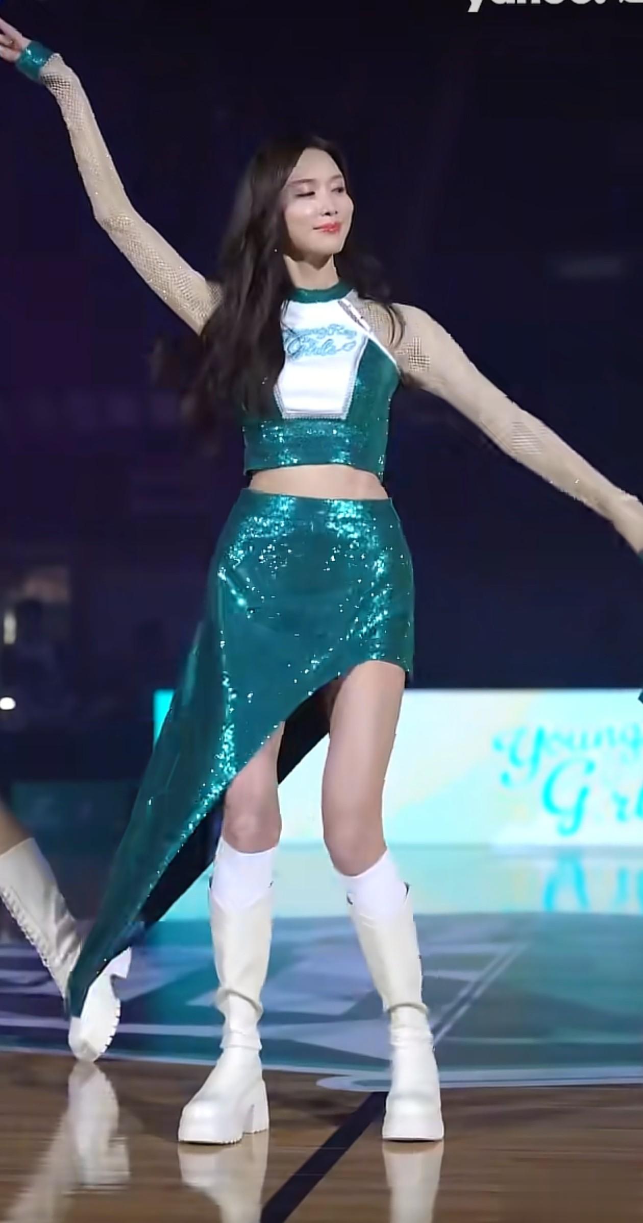 51岁林志玲穿拉拉队服跳舞！动作干净利落，腿又细又长，身材真好