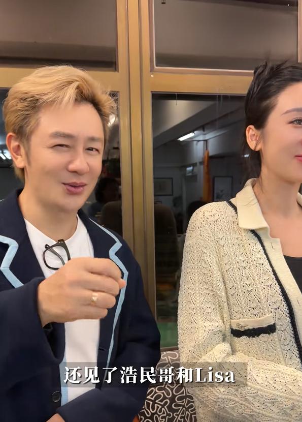 时隔10年，杨阳洋和轩轩香港聚会，相差2岁身高差距大但感情深