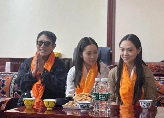 李连杰现身尼泊尔，穿搭朴素步履轻松，状态大好，有专车迎接