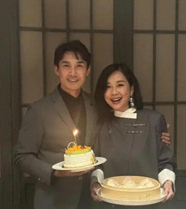 陈松伶魔鬼训练减重27斤，暴瘦后皮松脸黑，小8岁老公监督减肥