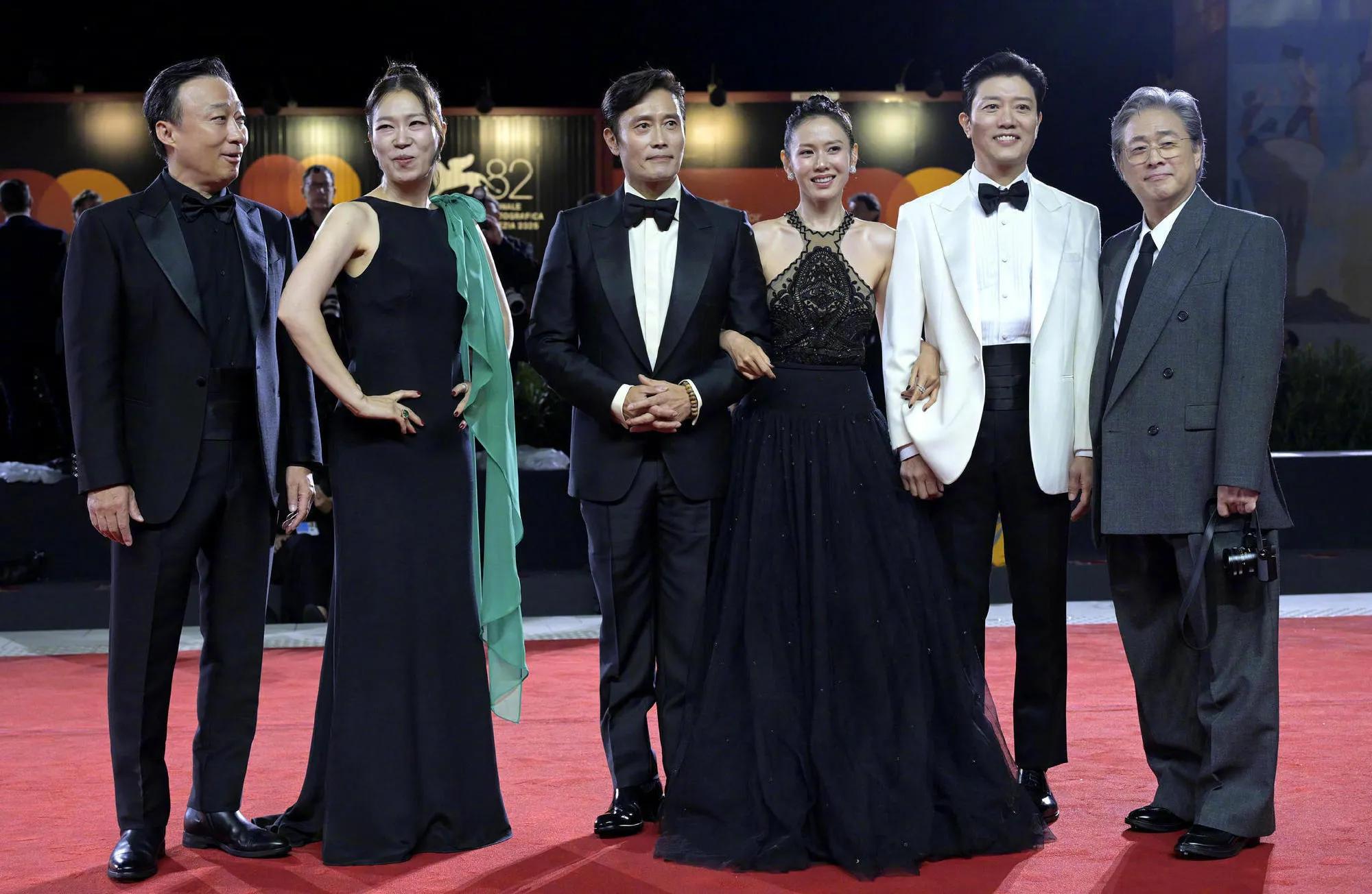 孙艺珍在威尼斯吃冰淇淋，她换上薰衣草色裙子很温柔，她越素越美