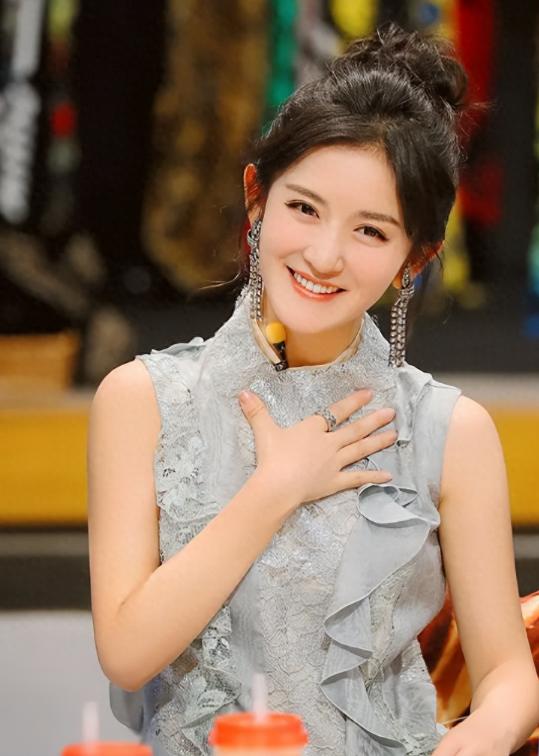 这一次，被央视力邀主持中秋晚会的谢娜，“面相”真的变了！