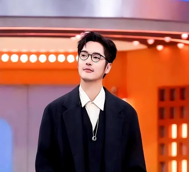 冲上热搜。知名男演员身份证丢了，工作室回应亮了