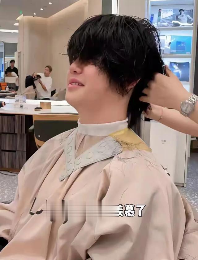 沙溢叛逆期的儿子安吉，终于肯剪头发啦，妈妈胡可开心得合不拢嘴