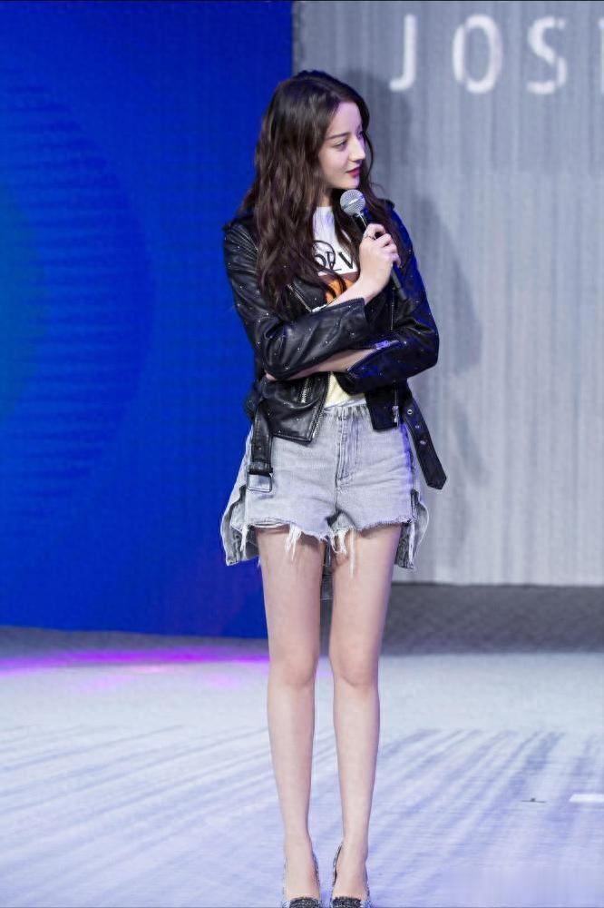 迪丽热巴皮衣短裤这双腿真的好美