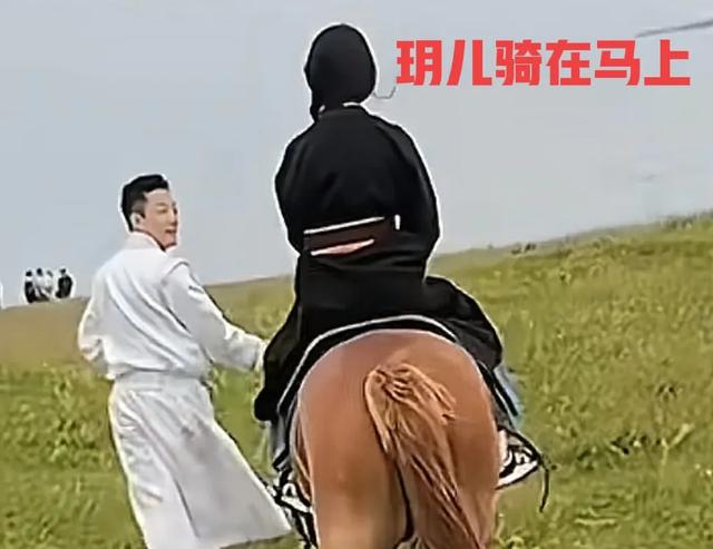 玥玥正面图曝光,长得更像汪小菲,父女俩草原亲密互动,太感人