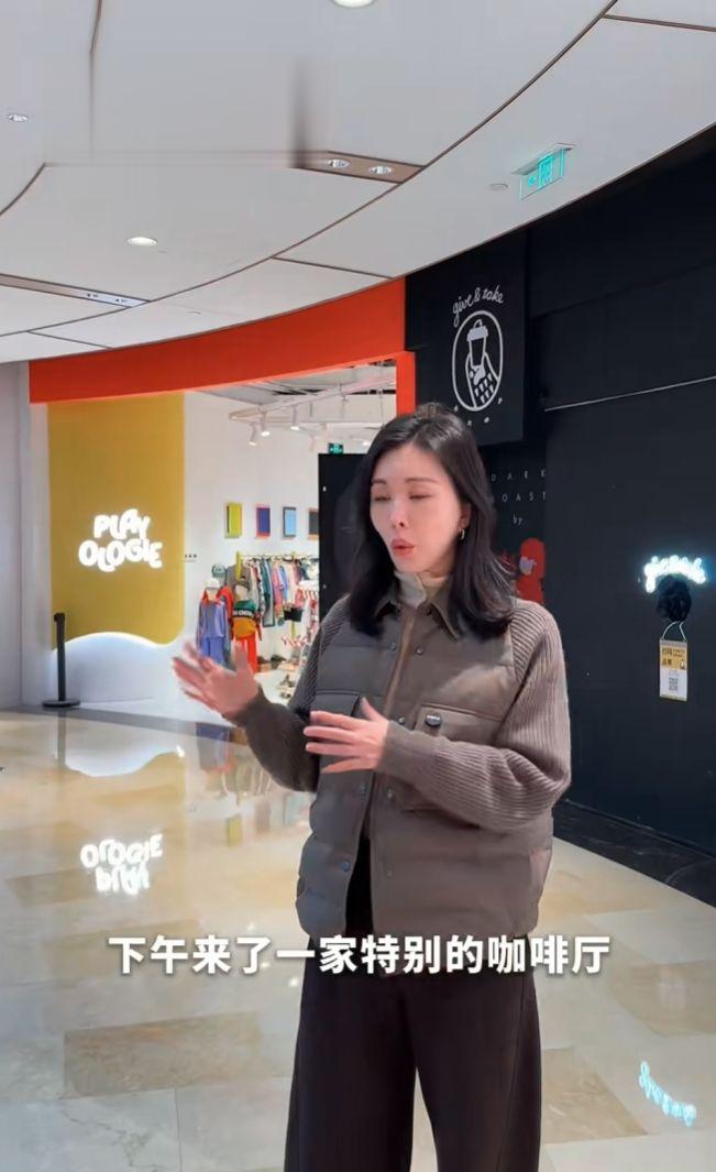 王石小女儿罕见现身！是个学霸6岁会洗碗，田朴珺在家陪娃包饺子