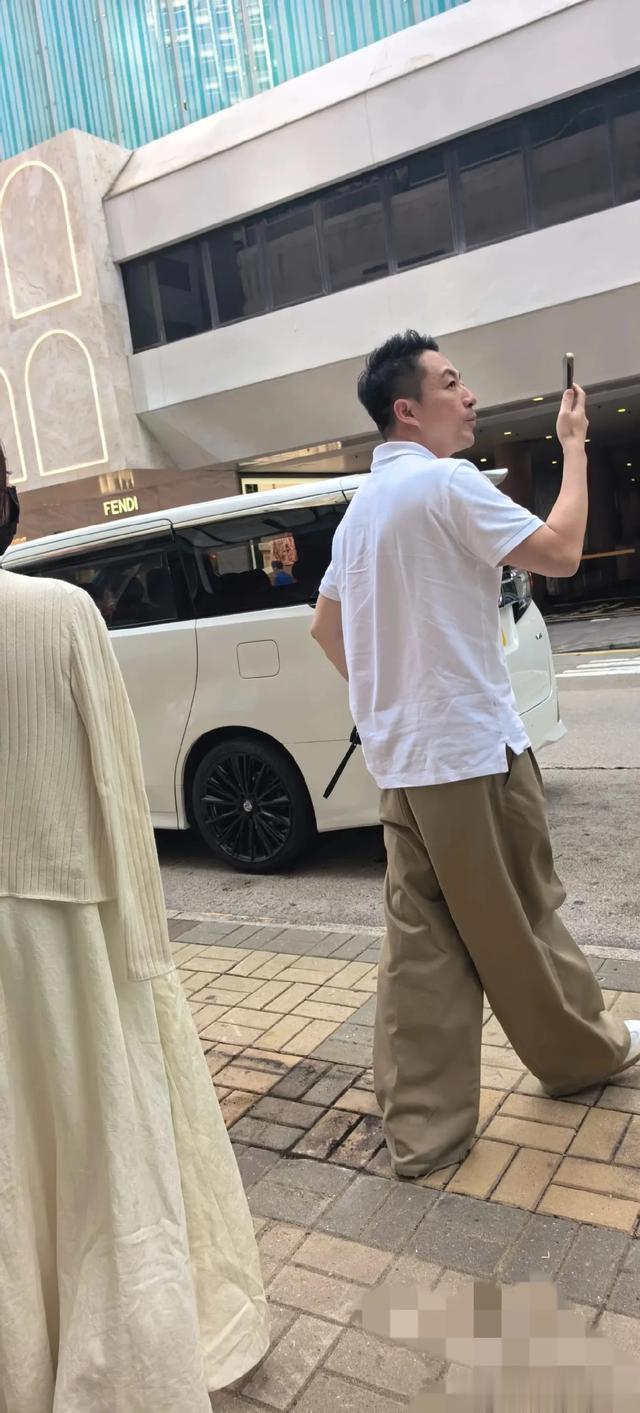 香港偶遇汪小菲夫妇,小梅安静的像个小女生,汪小菲穿的皱皱巴巴